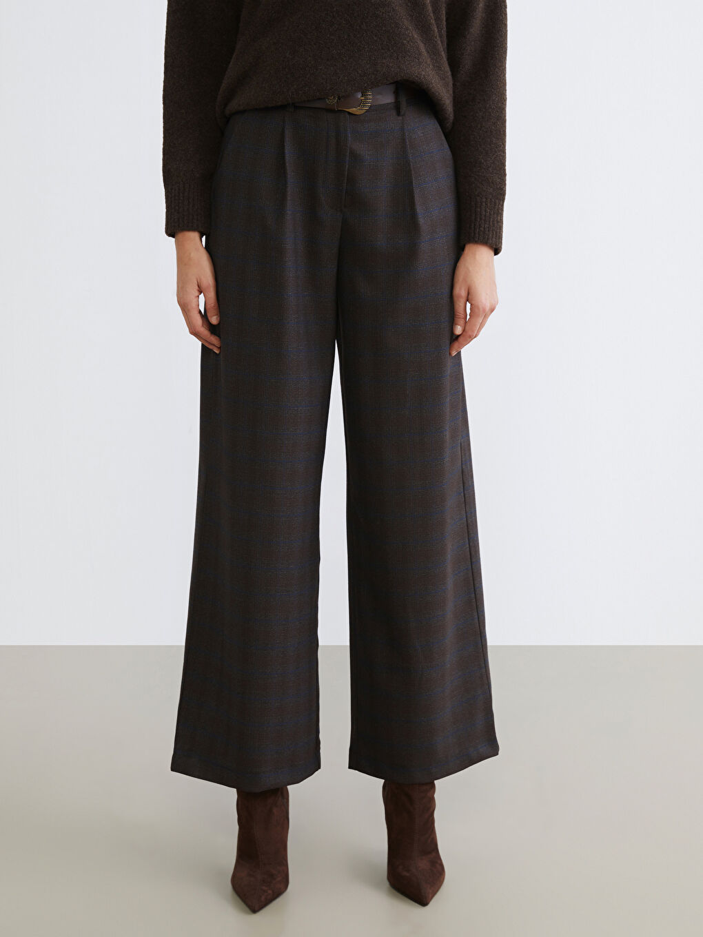 Kahverengi Standart Fit Ekose Kadın Pileli Pantolon-1