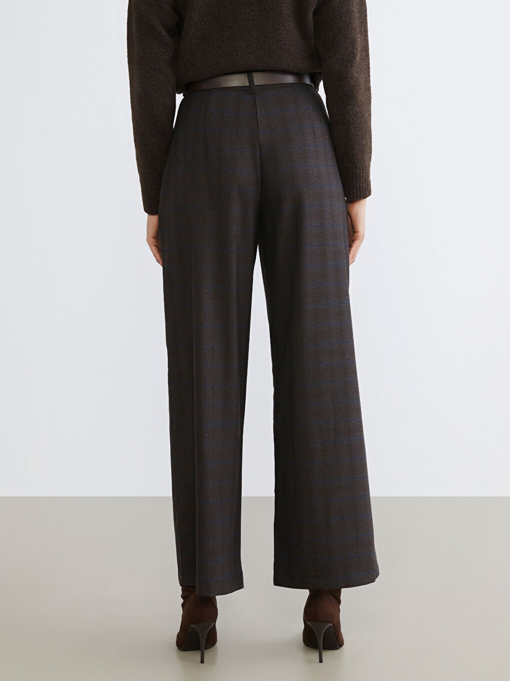 Kahverengi Standart Fit Ekose Kadın Pileli Pantolon-3