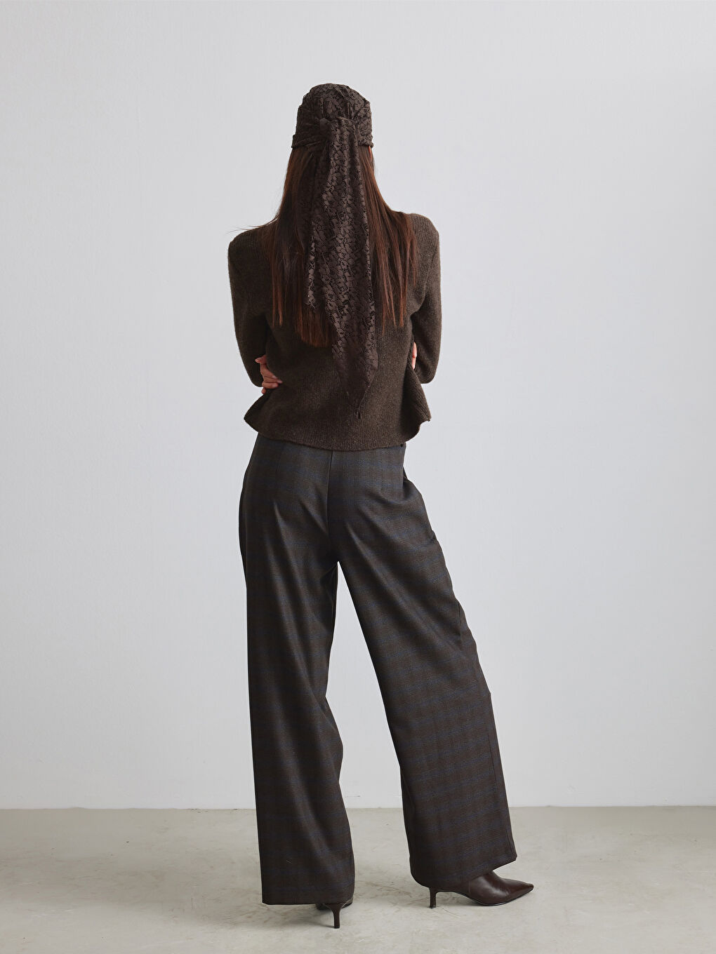 Kahverengi Standart Fit Ekose Kadın Pileli Pantolon-3