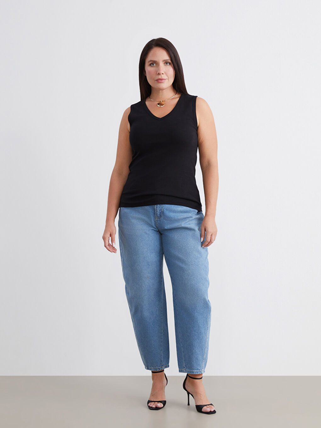 Siyah Büyük Beden V Yaka Kadın Atlet	-1