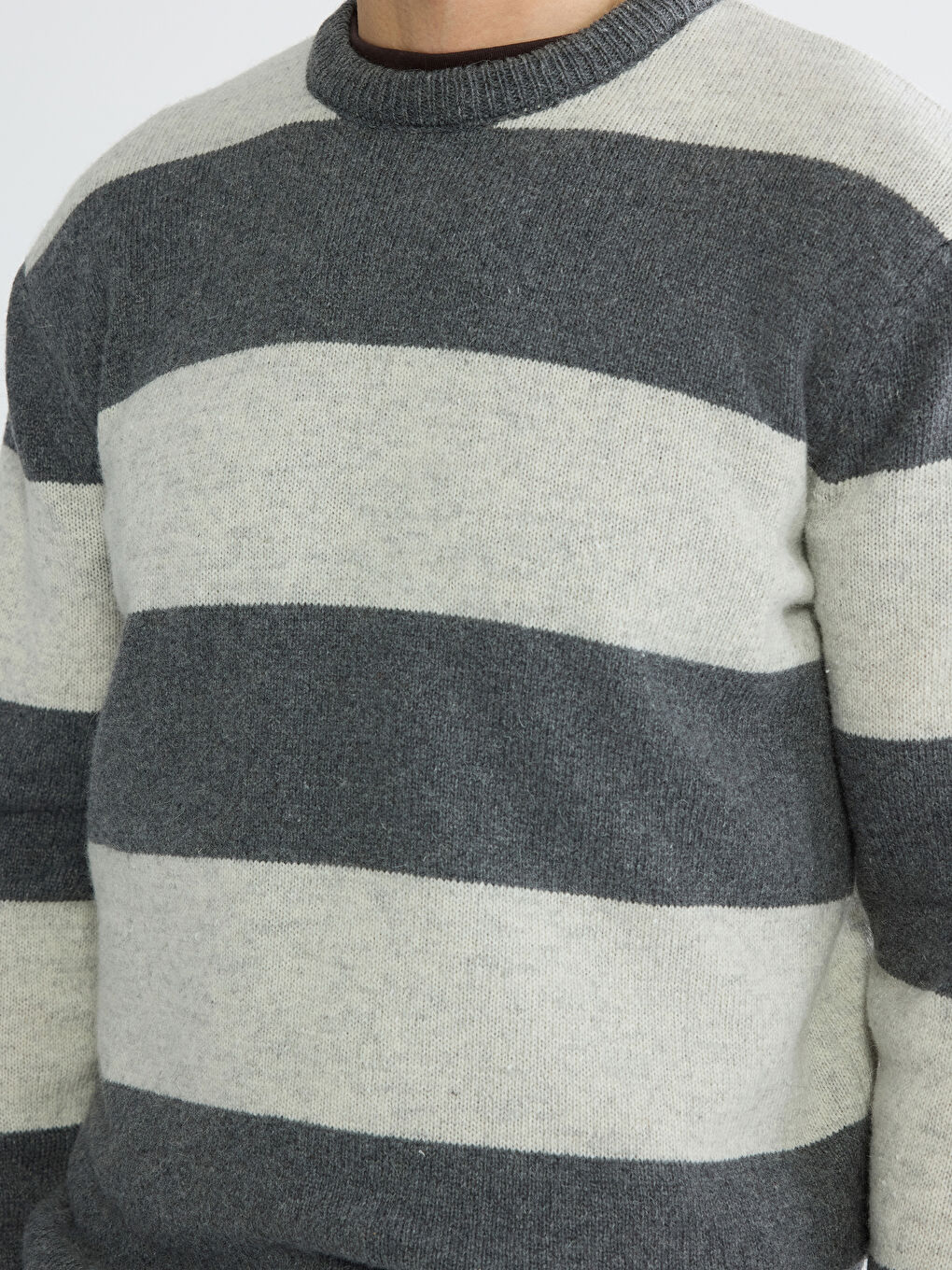 Gri Bisiklet Yaka Çizgili Yün Karışımlı Erkek Triko Kazak-2