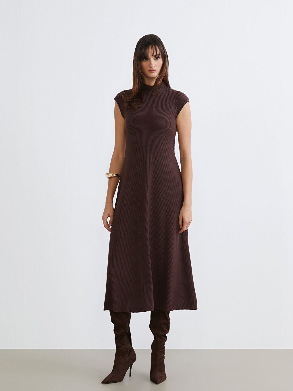 Kahverengi Dik Yaka Belden Oturtmalı Elbise