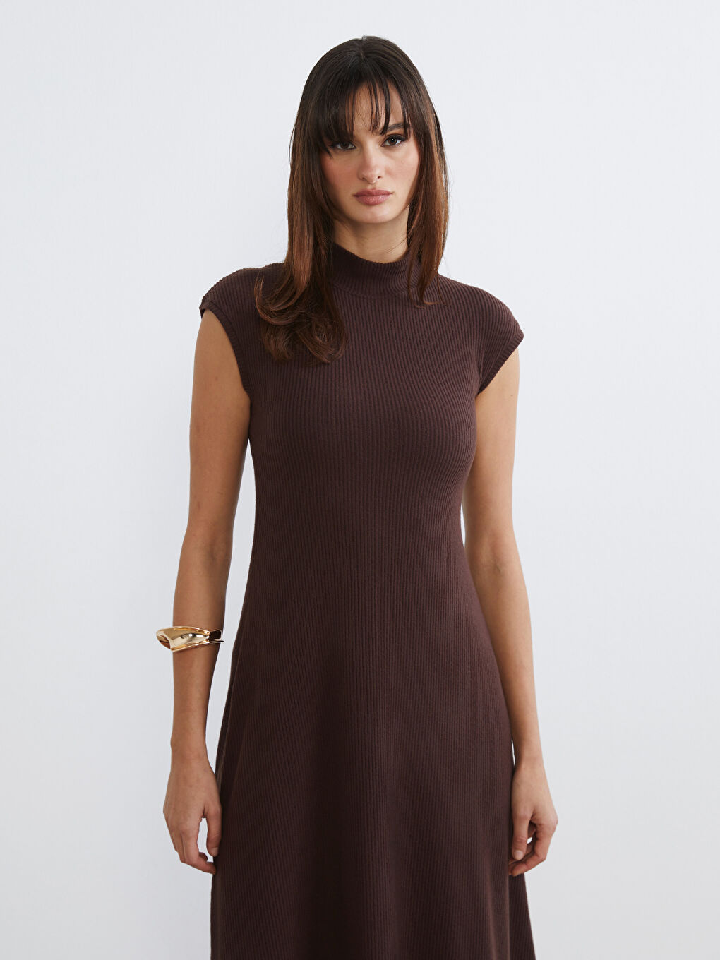 Kahverengi Dik Yaka Belden Oturtmalı Elbise-3