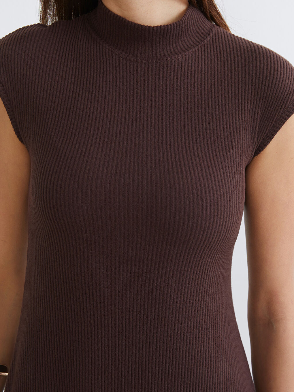 Kahverengi Dik Yaka Belden Oturtmalı Elbise-5