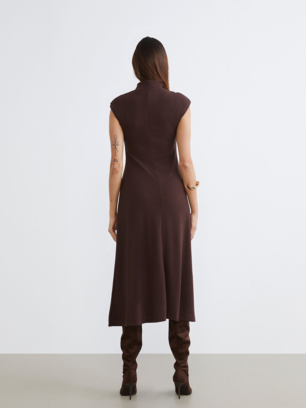 Kahverengi Dik Yaka Belden Oturtmalı Elbise-7