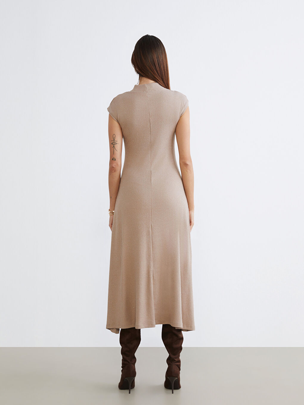 Ekru Dik Yaka Belden Oturtmalı Elbise-7