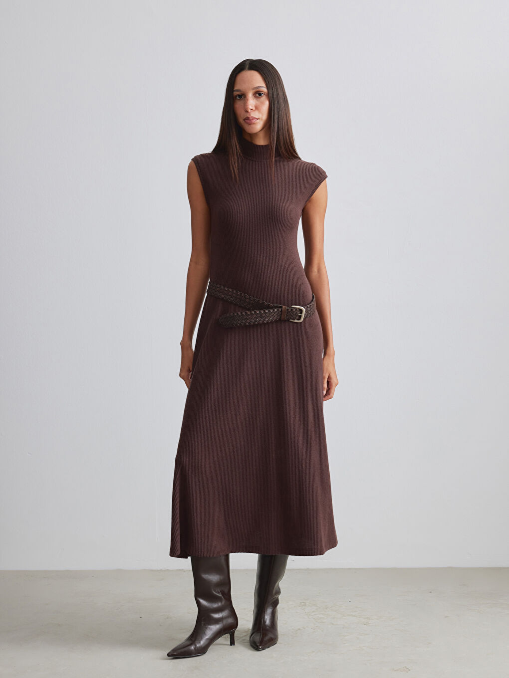 Kahverengi Dik Yaka Belden Oturtmalı Elbise-2