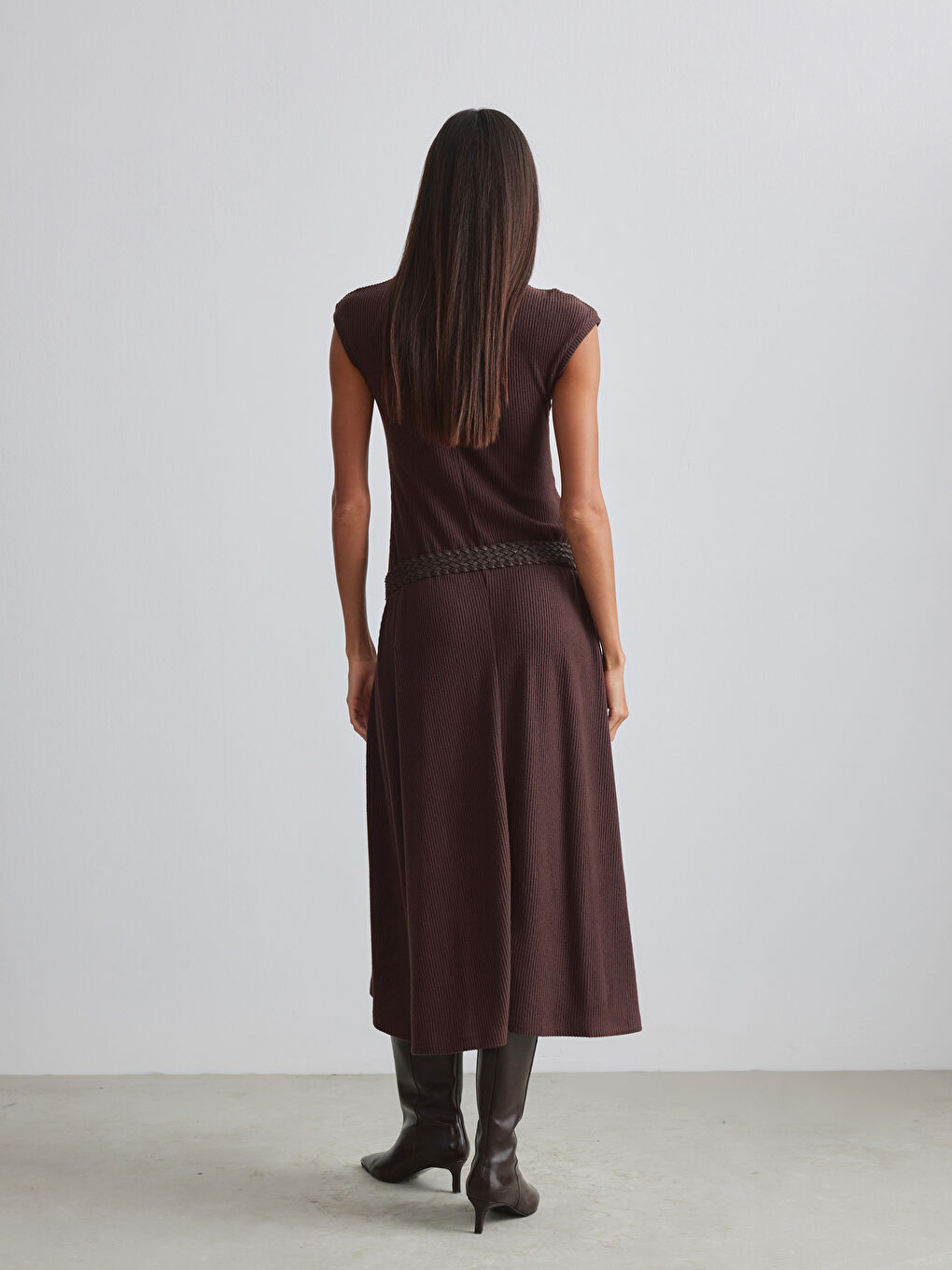 Kahverengi Dik Yaka Belden Oturtmalı Elbise-6