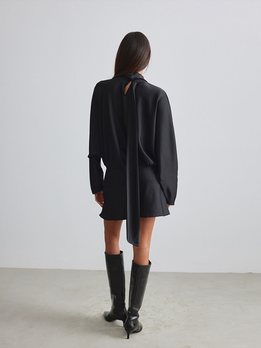 Siyah Dik Yaka Saten Mini Elbise-6