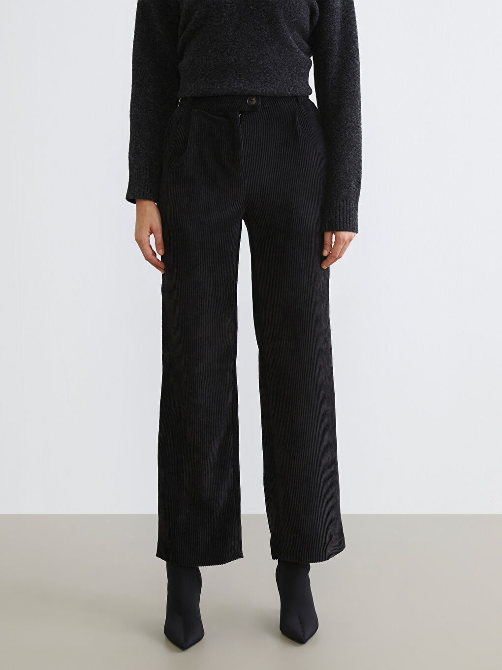 Siyah Geniş Paça Kadife Kadın Pantolon-3