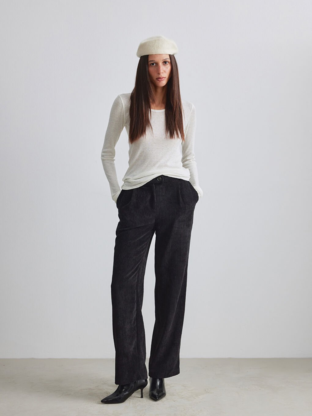 Siyah Geniş Paça Kadife Kadın Pantolon-1