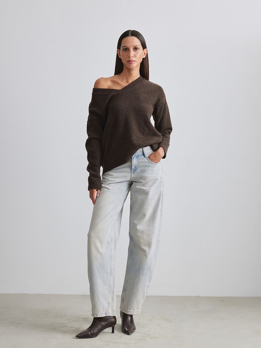 Kahverengi V Yaka Oversize Kadın Triko Kazak-2