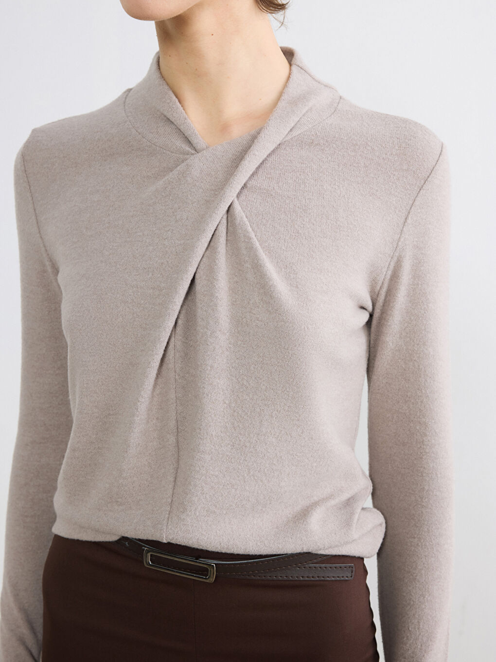 Kahverengi Dik Yaka Büzgülü Bluz-2