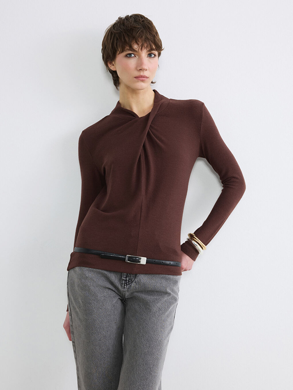 Kahverengi Dik Yaka Büzgülü Bluz