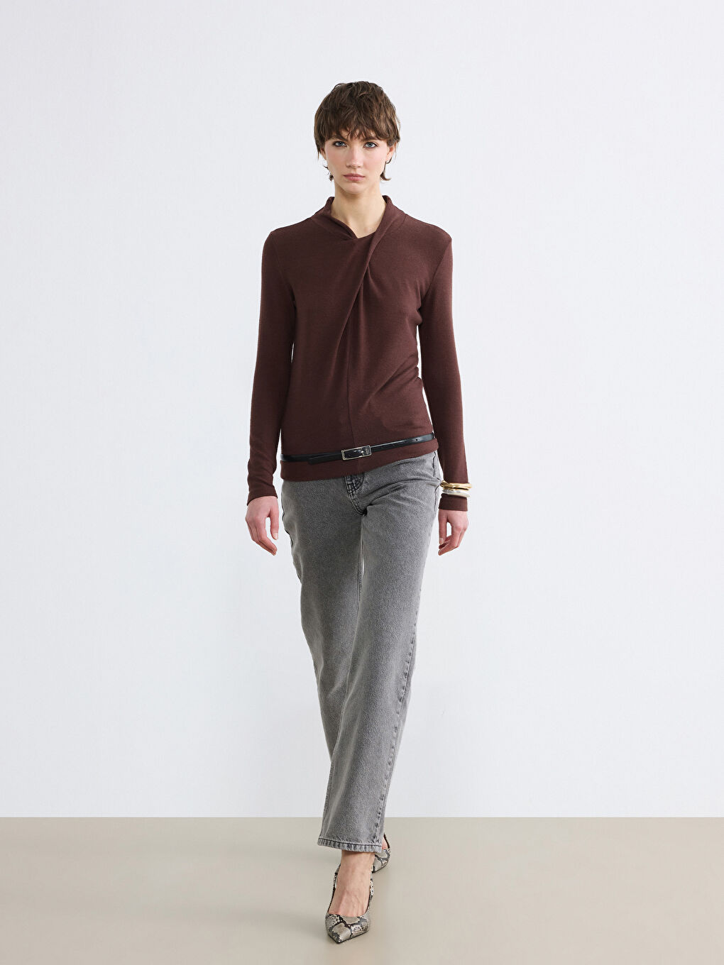 Kahverengi Dik Yaka Büzgülü Bluz-1