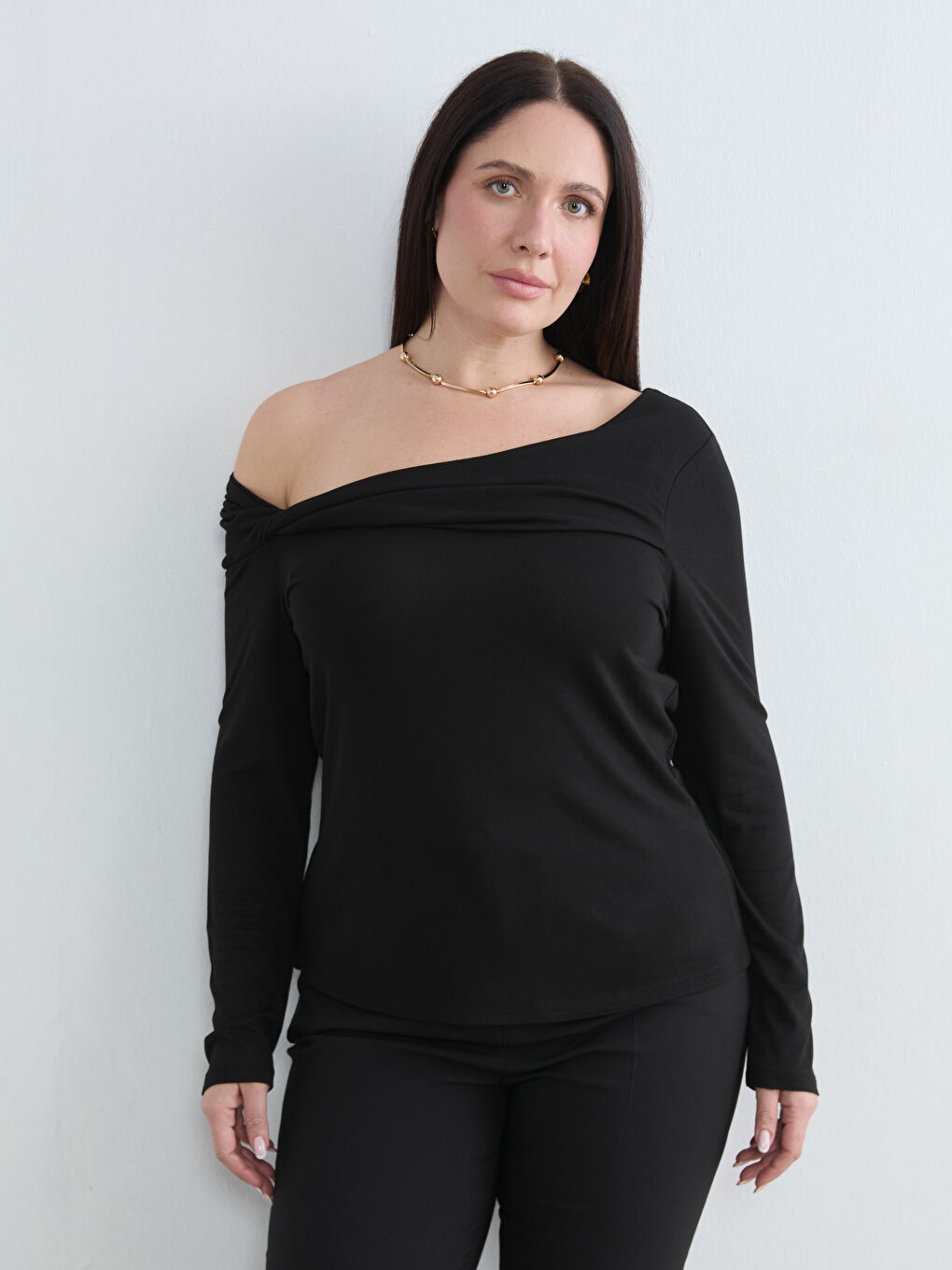Siyah Kayık Yaka Büzgülü Bluz-1