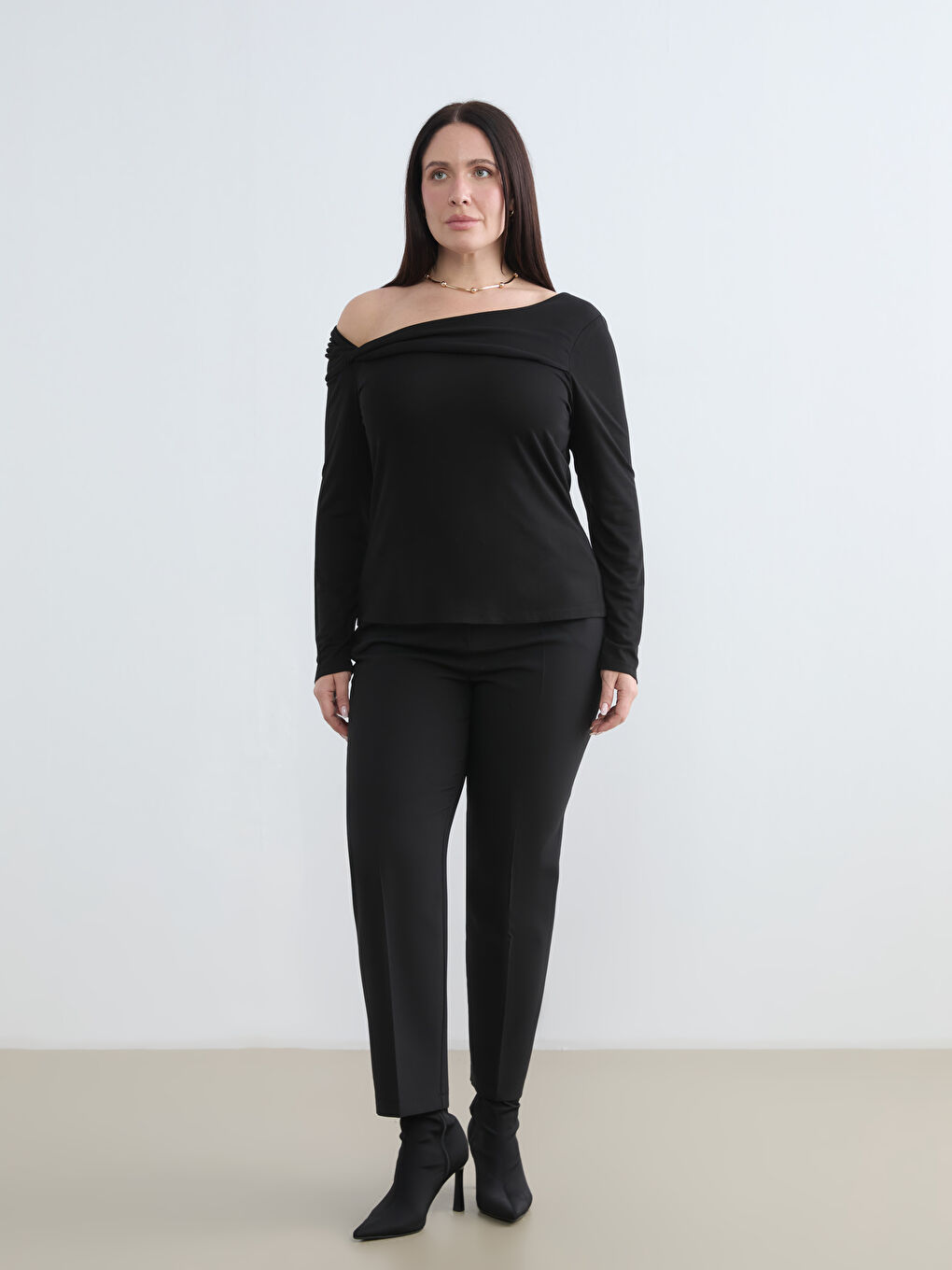 Siyah Kayık Yaka Büzgülü Bluz-5