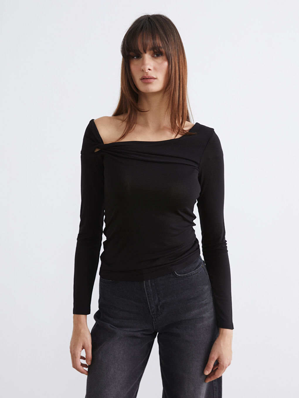 Siyah Kayık Yaka Büzgülü Bluz