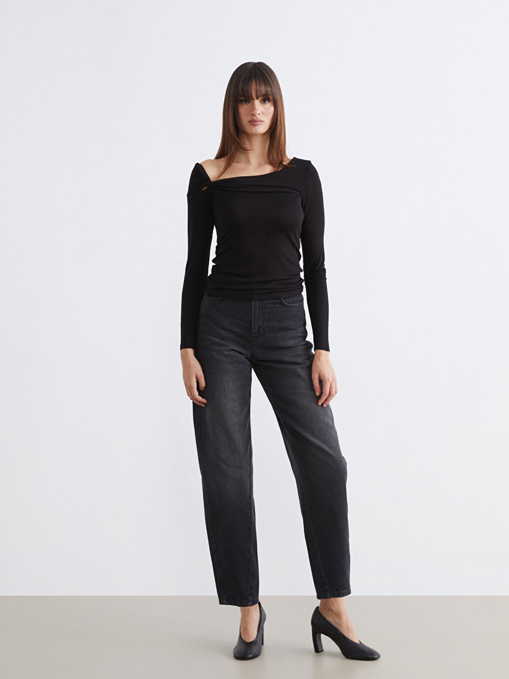 Siyah Kayık Yaka Büzgülü Bluz-2