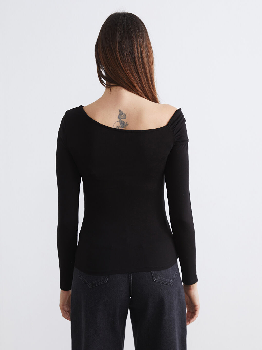 Siyah Kayık Yaka Büzgülü Bluz-4