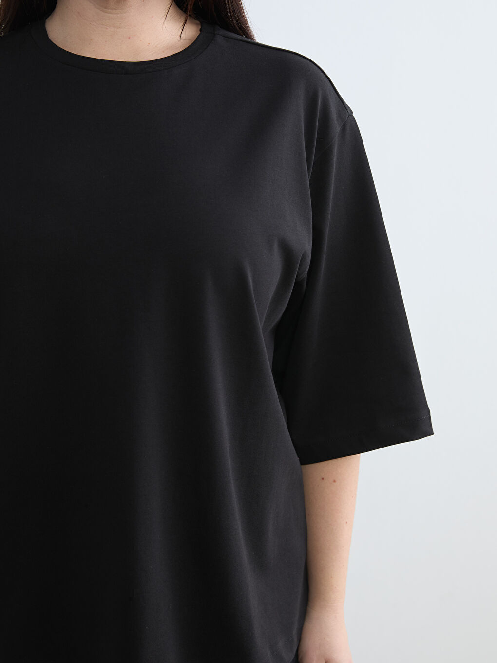 Siyah Bisiklet Yaka Kadın Tişört-6