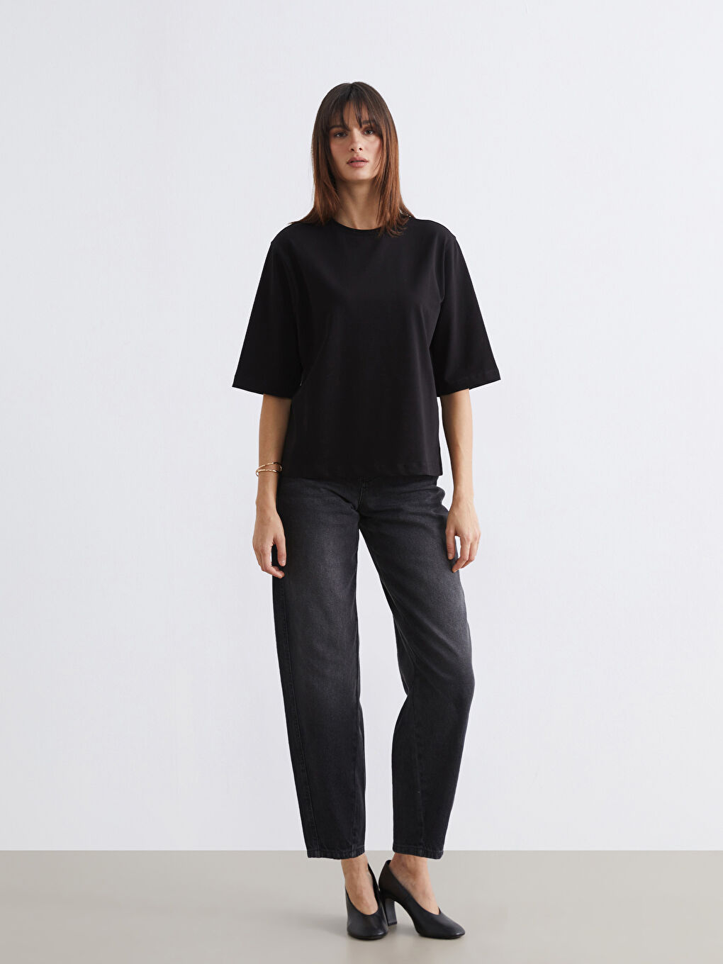 Siyah Bisiklet Yaka Kadın Tişört-2