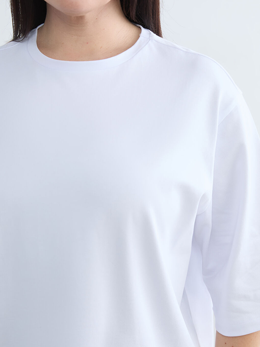 Beyaz Bisiklet Yaka Kadın Tişört-6