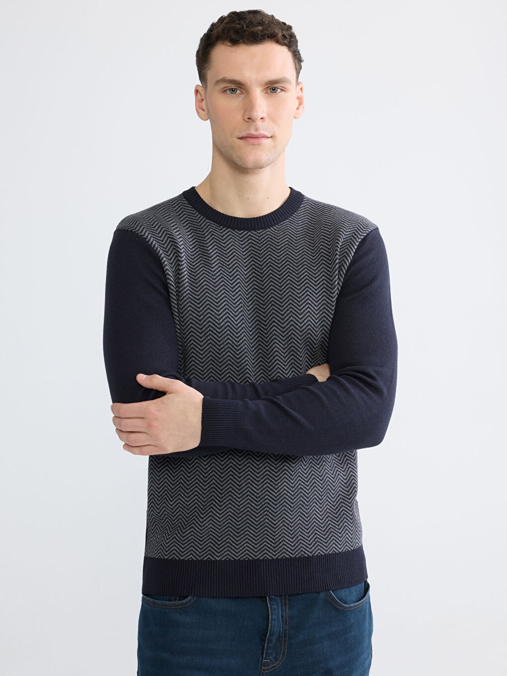 Men's Patterned Knit Sweater with a Crew Neck
