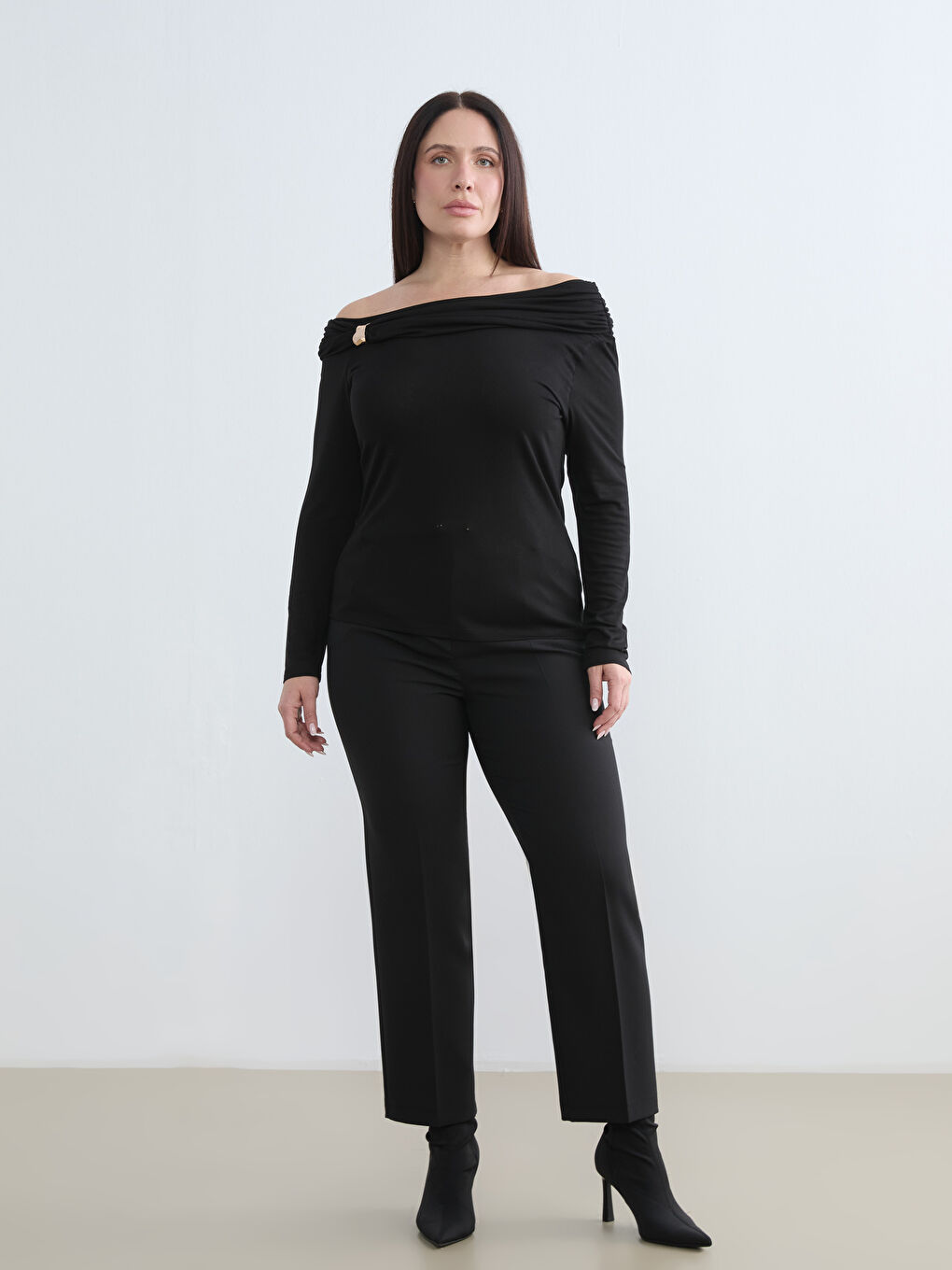 Siyah Büyük Beden Kayık Yaka Büzgülü Bluz-1