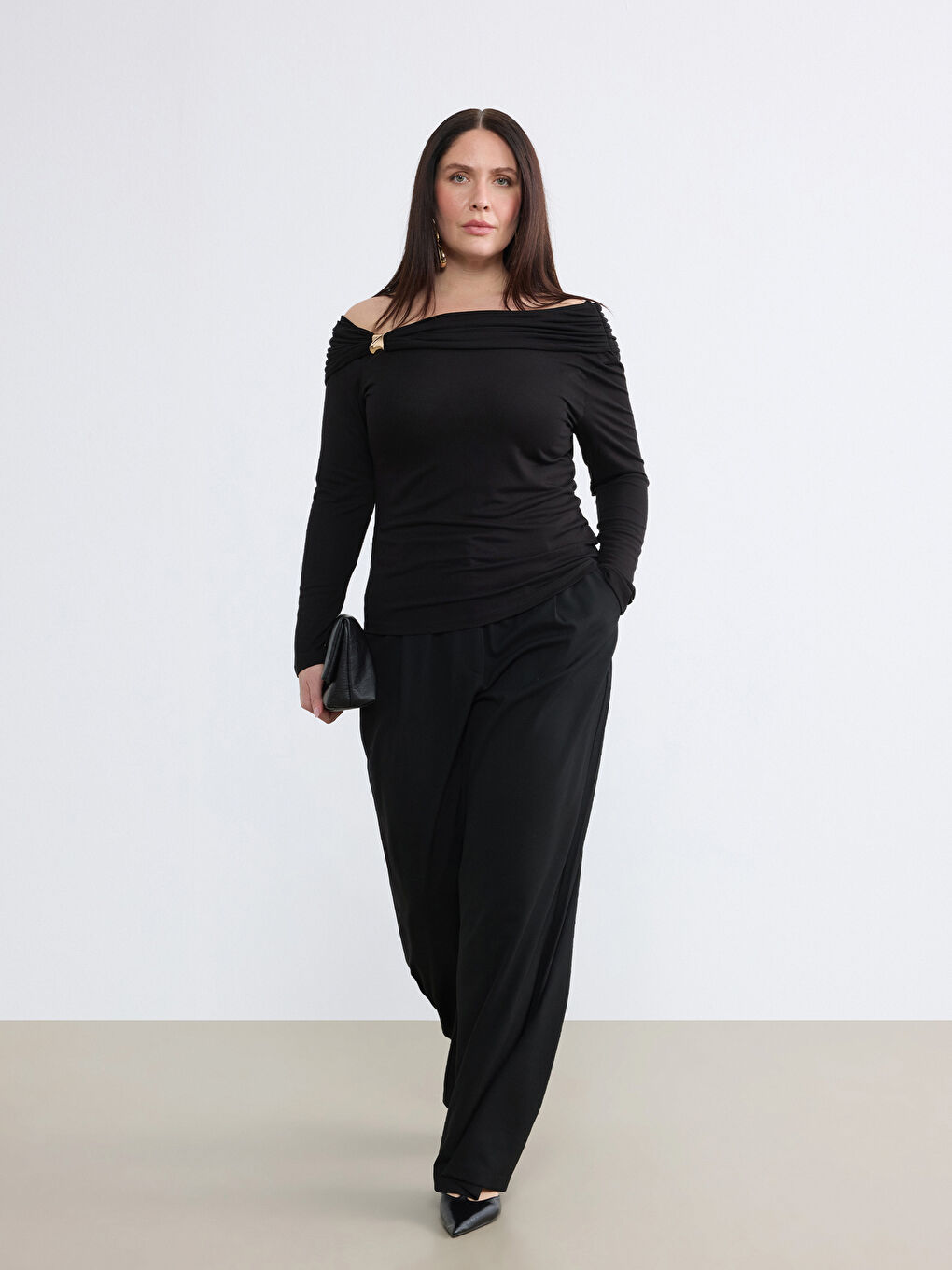 Siyah Büyük Beden Kayık Yaka Büzgülü Bluz-1