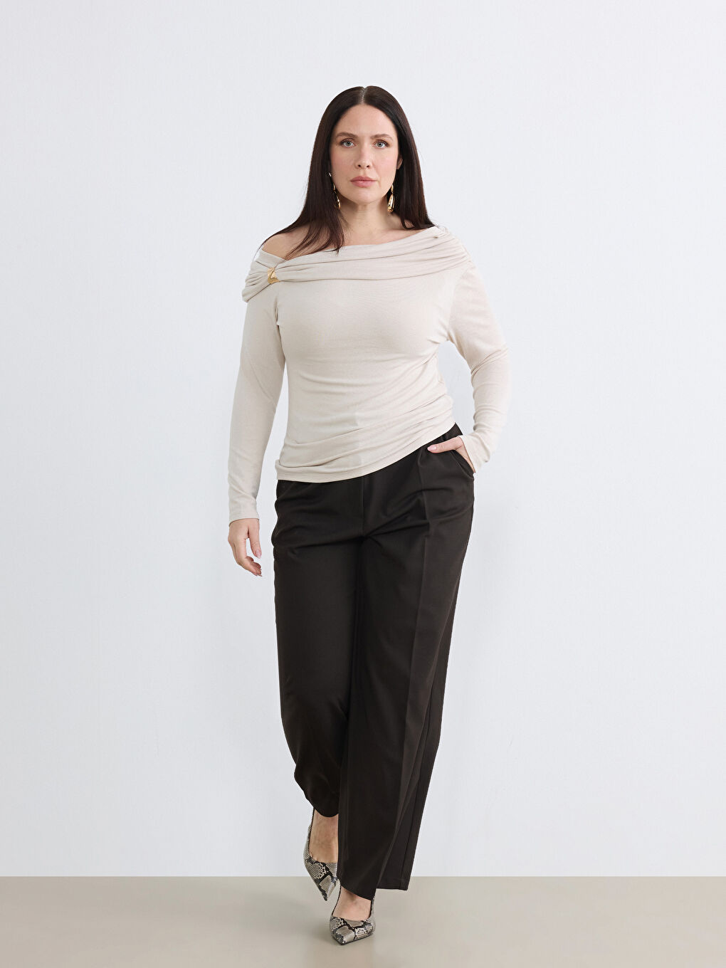 Bej Büyük Beden Kayık Yaka Büzgülü Bluz-1