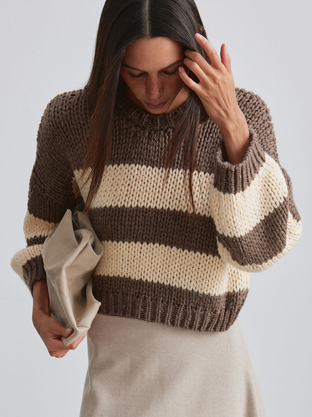 Bej Çizgili Crop Yün Karışımlı Kadın Triko Kazak