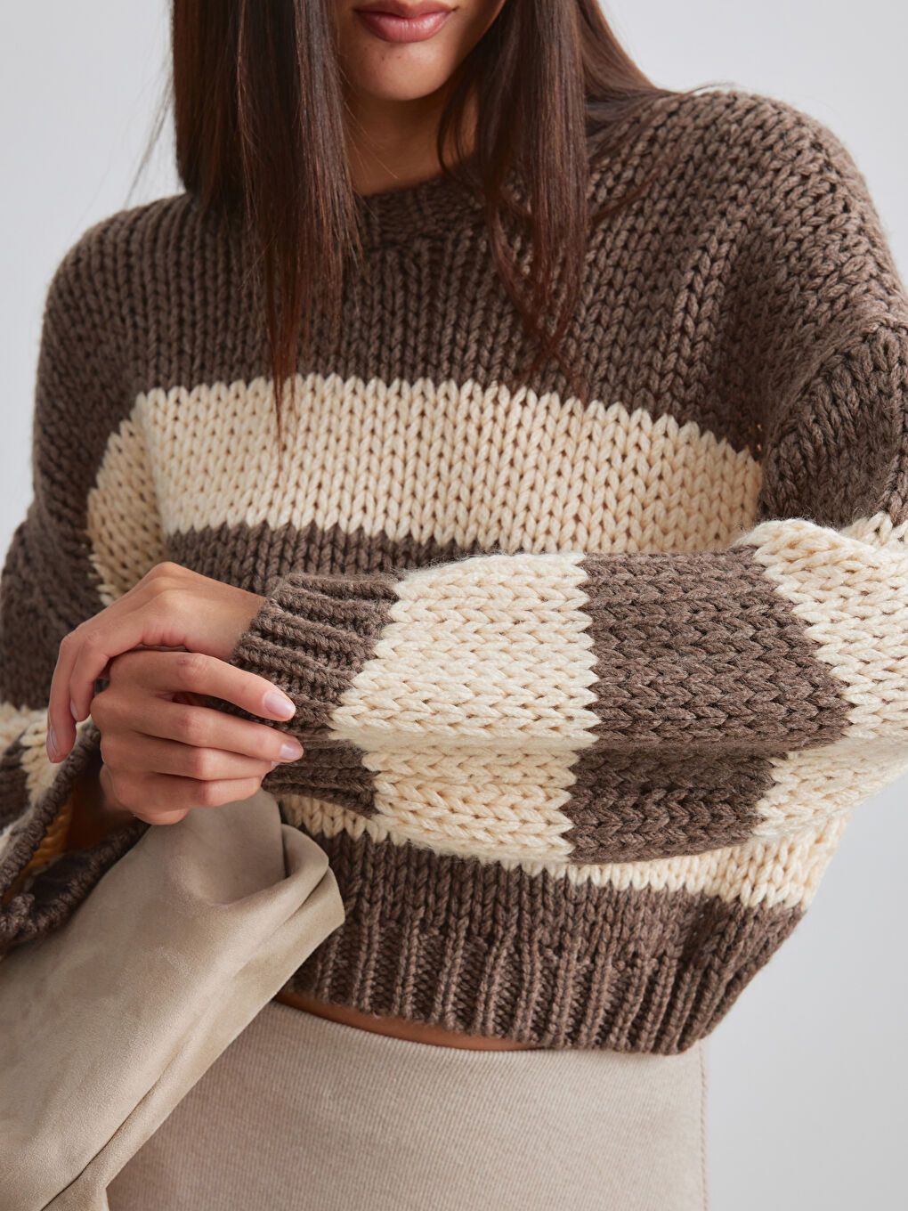 Bej Çizgili Crop Yün Karışımlı Kadın Triko Kazak-2