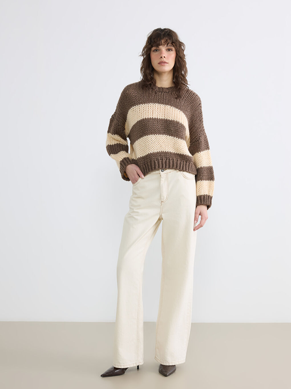 Kahverengi Çizgili Crop Yün Karışımlı Kadın Triko Kazak-1