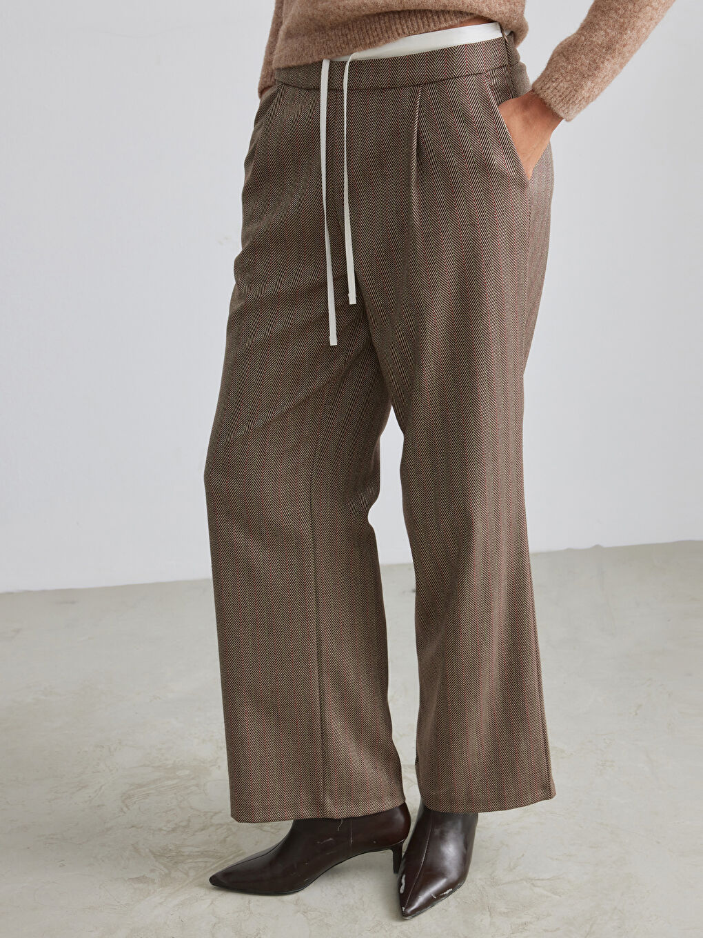 Kahverengi Beli Lastikli Balıksırtı Desenli Kadın Pantolon-1