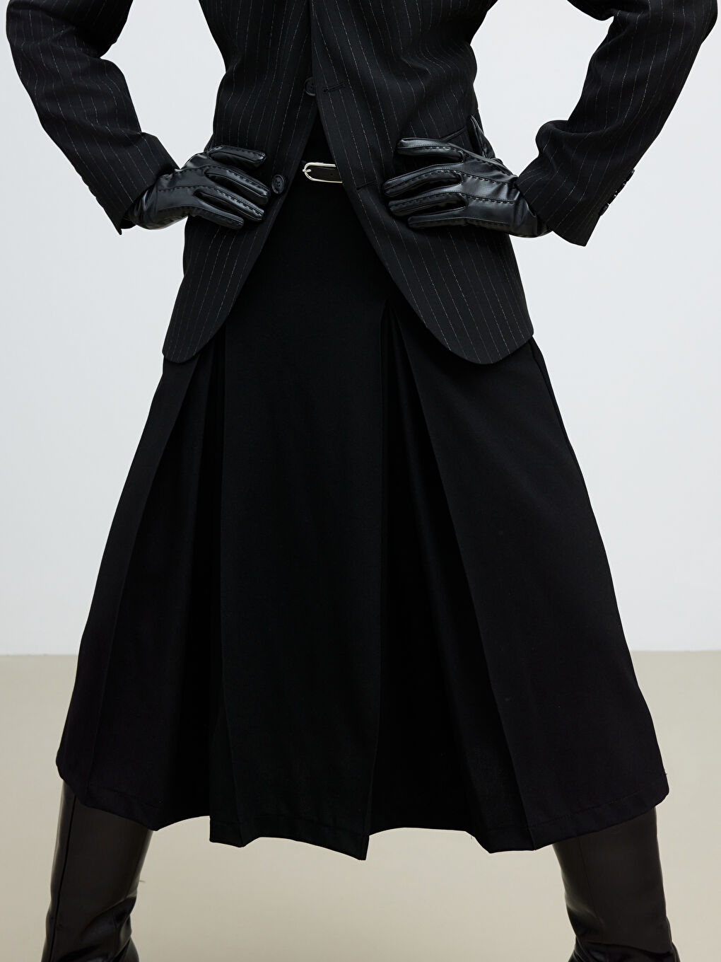 Siyah Beli Kemerli Pileli Etek-1