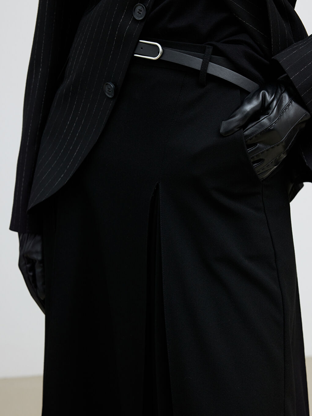 Siyah Beli Kemerli Pileli Etek-2