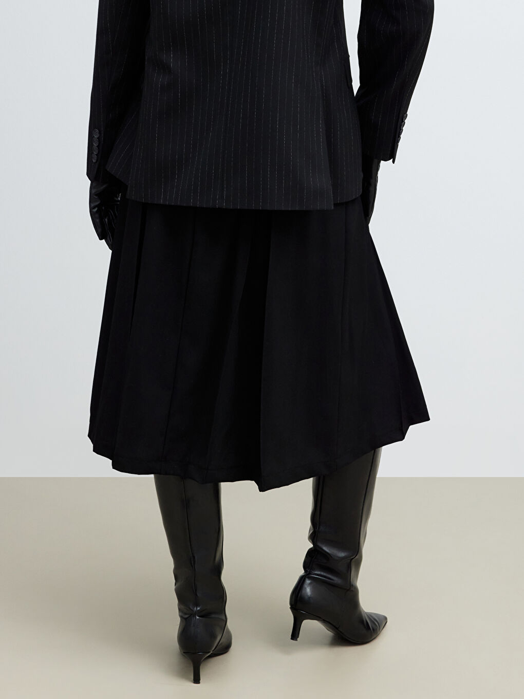 Siyah Beli Kemerli Pileli Etek-3