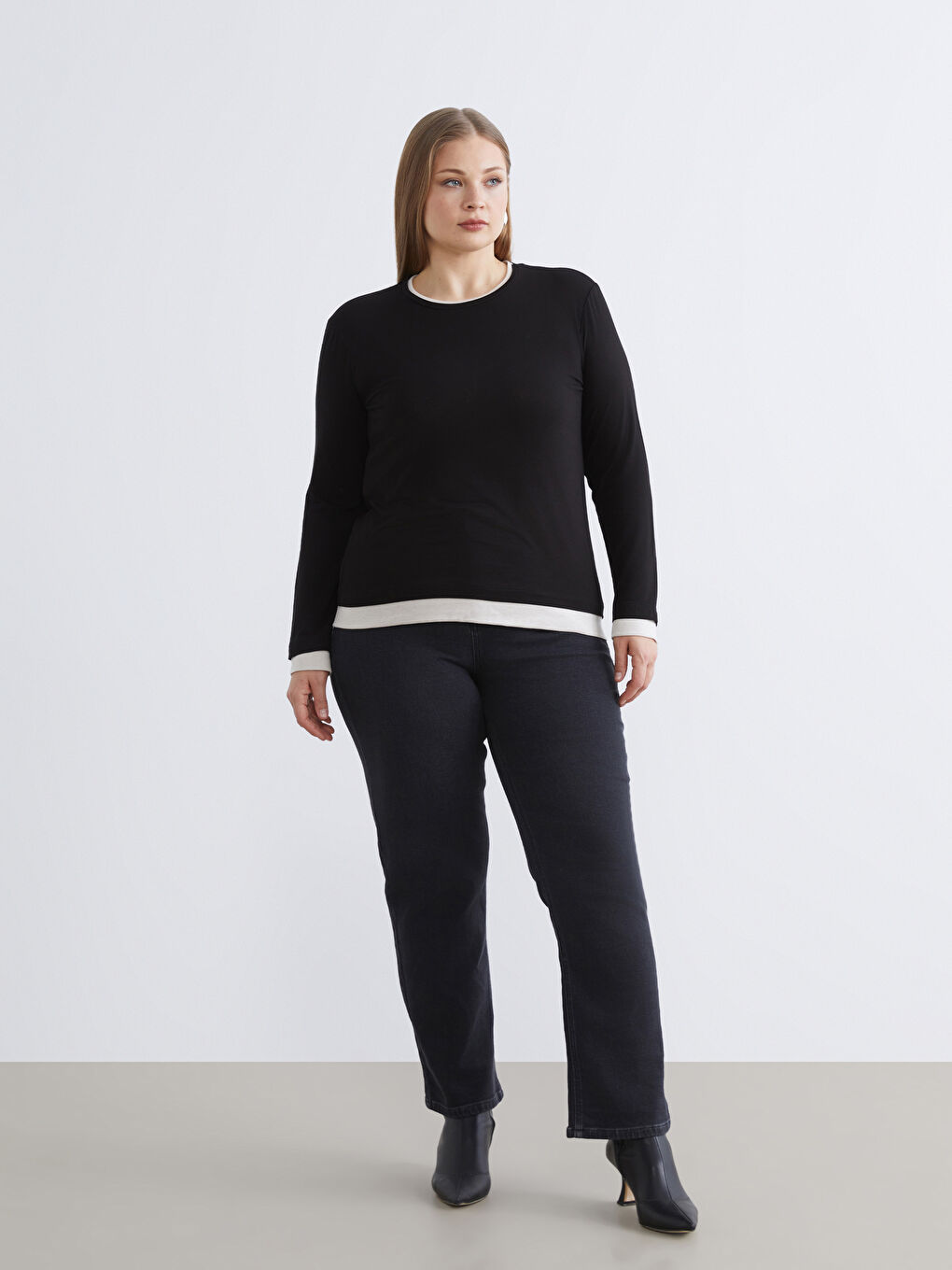 Siyah Büyük Beden Bisiklet Yaka Kadın Tişört-1