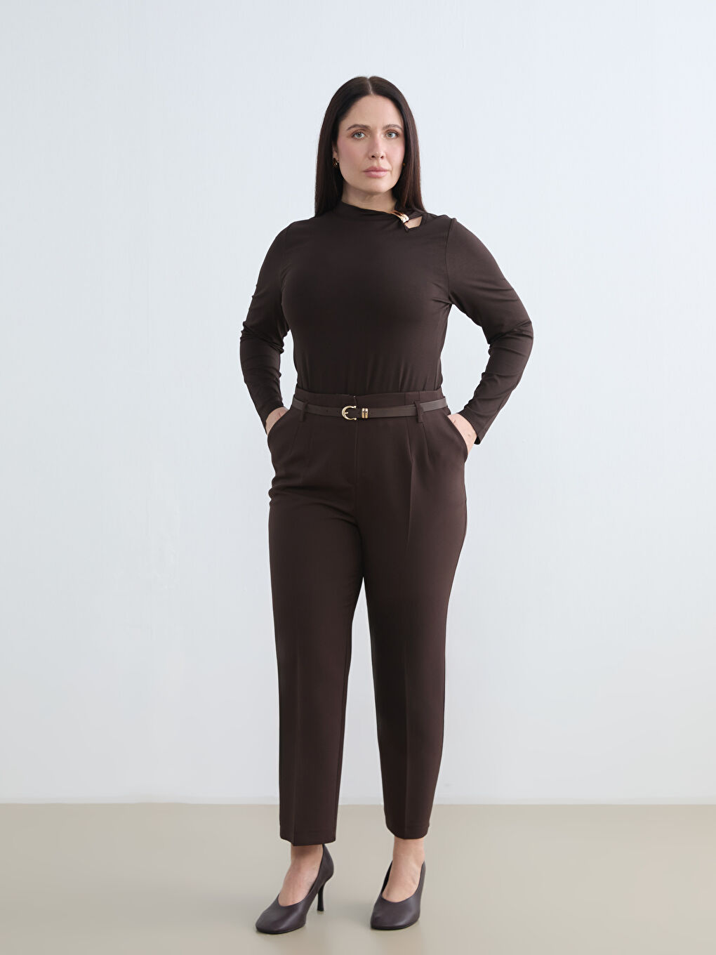 Kahverengi Büyük Beden Dik Yaka Metal Toka Detaylı Bluz	-1