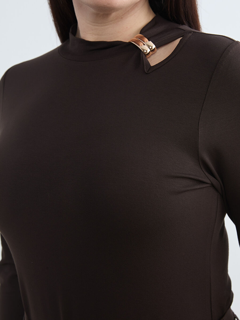 Kahverengi Büyük Beden Dik Yaka Metal Toka Detaylı Bluz	-2