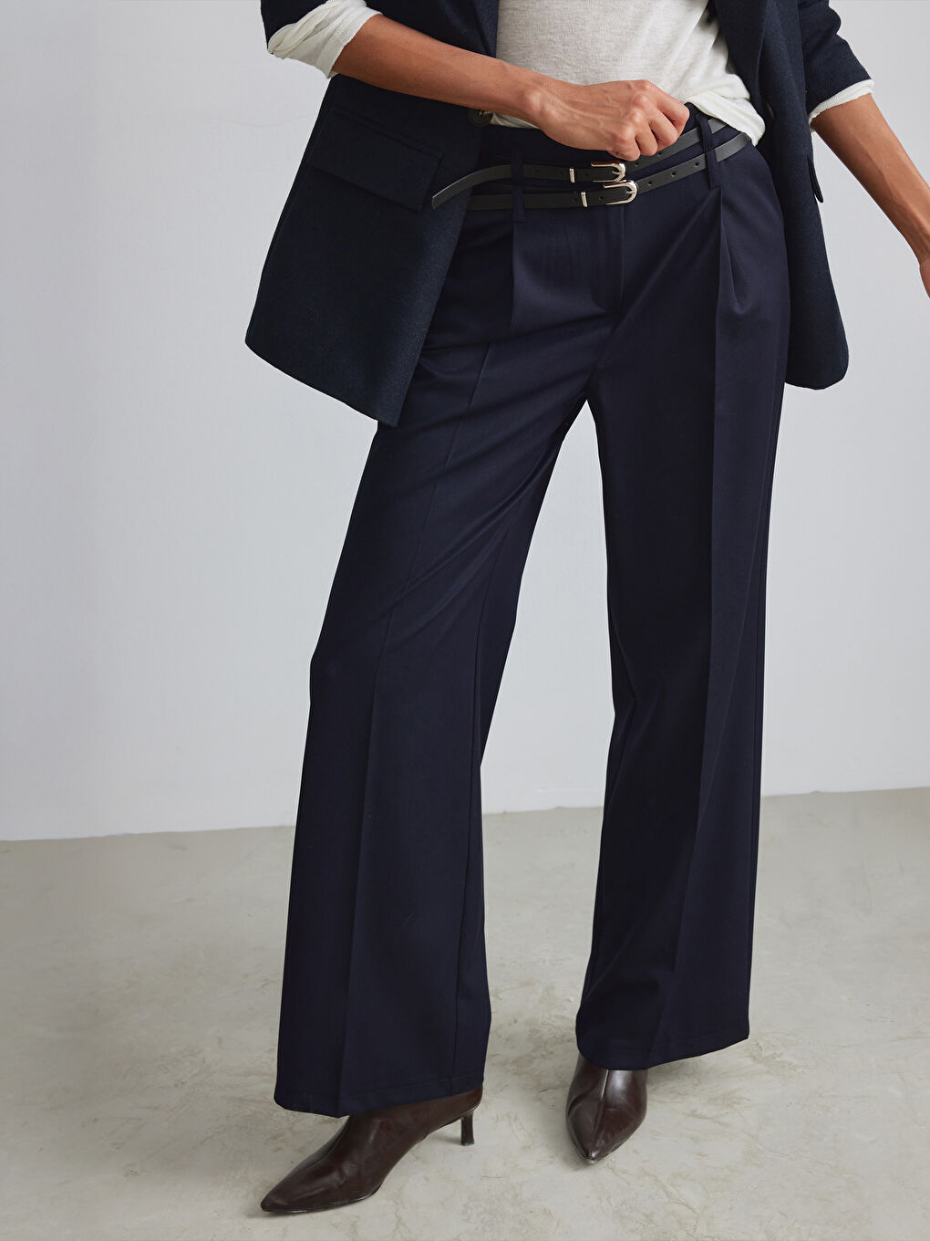 Lacivert Beli Kemerli Geniş Paça Kadın Pileli Pantolon-1