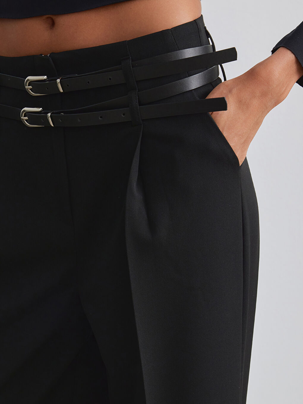 Siyah Beli Kemerli Geniş Paça Kadın Pileli Pantolon-2