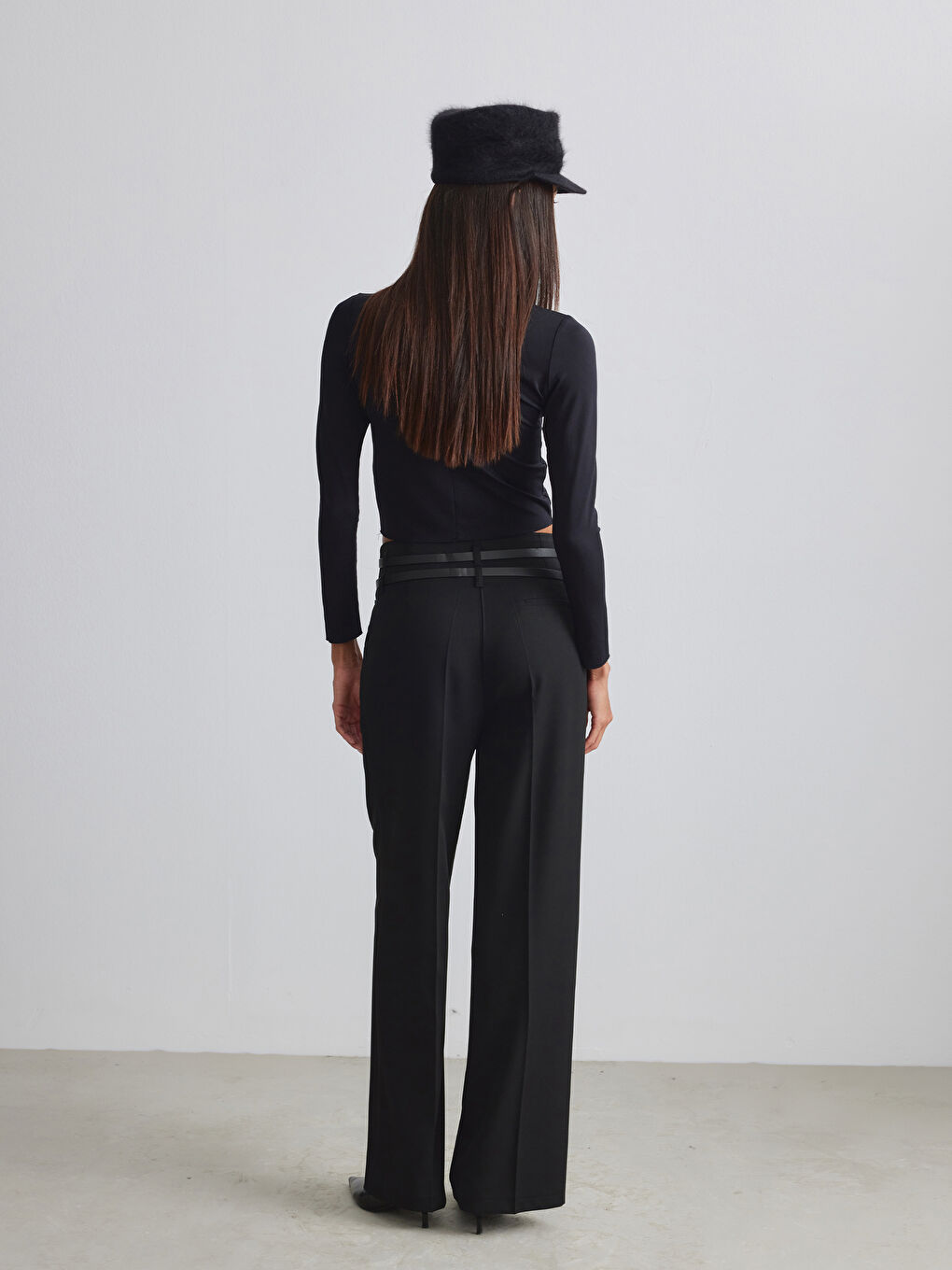 Siyah Beli Kemerli Geniş Paça Kadın Pileli Pantolon-3