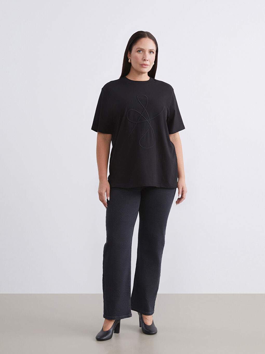 Siyah Bisiklet Yaka Nakışlı Kadın Tişört-5