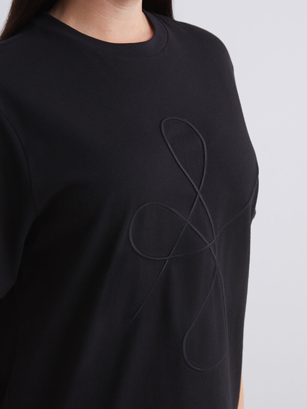 Siyah Bisiklet Yaka Nakışlı Kadın Tişört-6