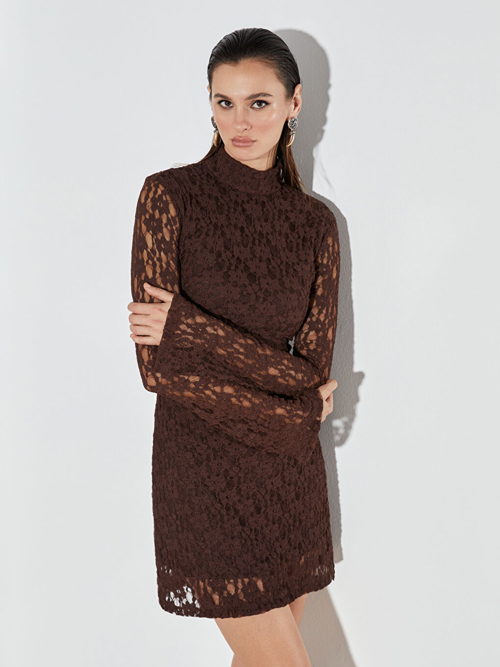Kahverengi Dik Yaka Dantelli Büzgülü Mini Elbise	