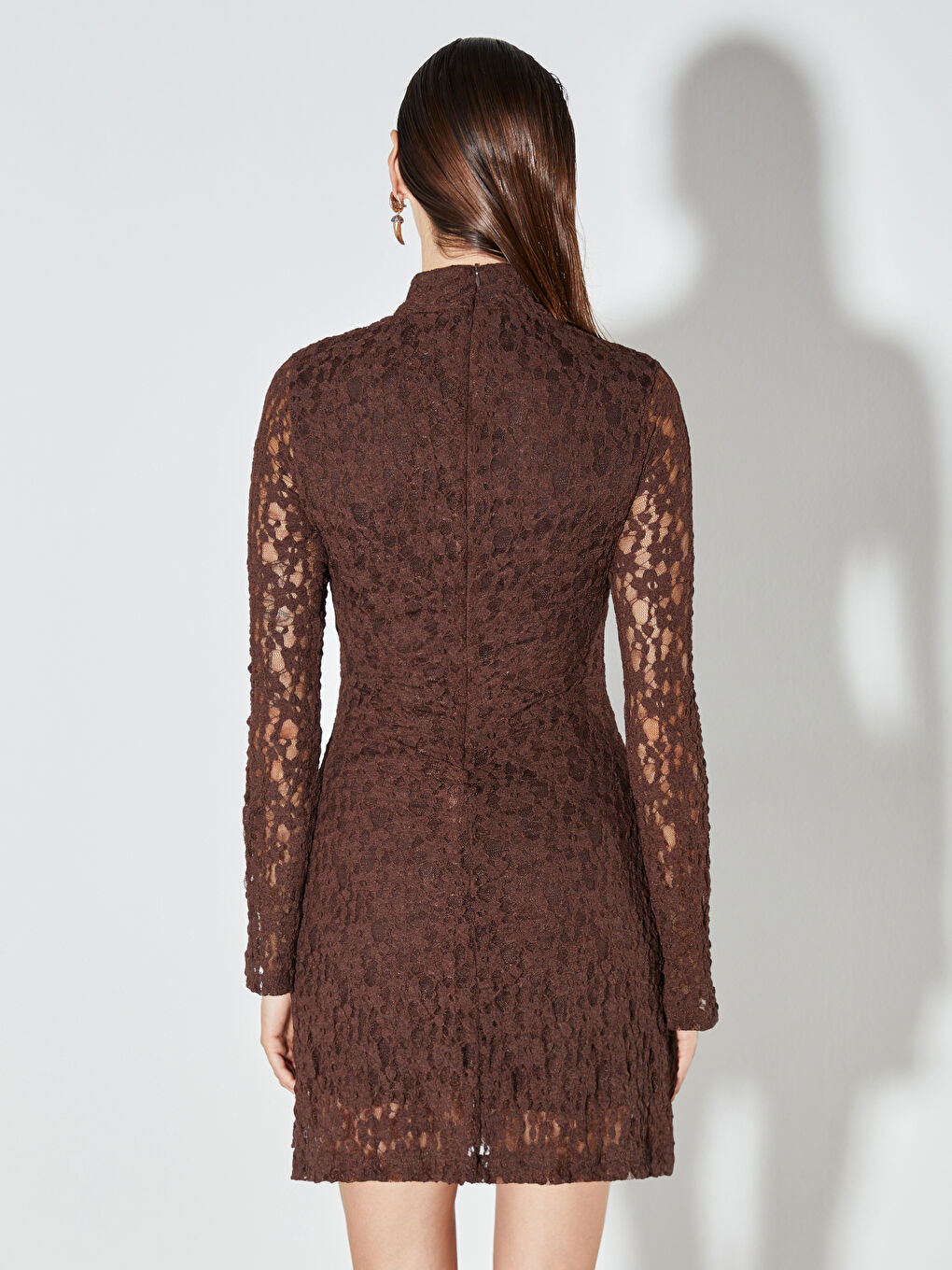Kahverengi Dik Yaka Dantelli Büzgülü Mini Elbise	-3