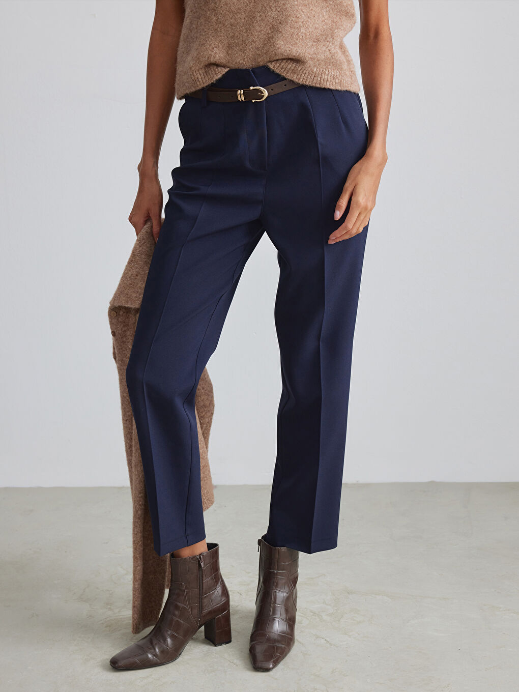 Lacivert Beli Kemerli Havuç Kesim Kadın Pileli Pantolon-1