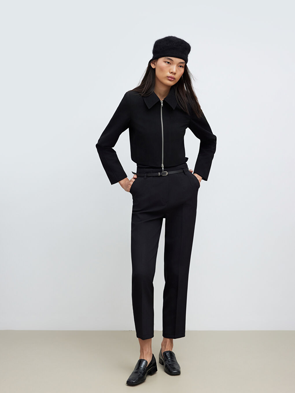 Siyah Beli Kemerli Havuç Kesim Kadın Pileli Pantolon